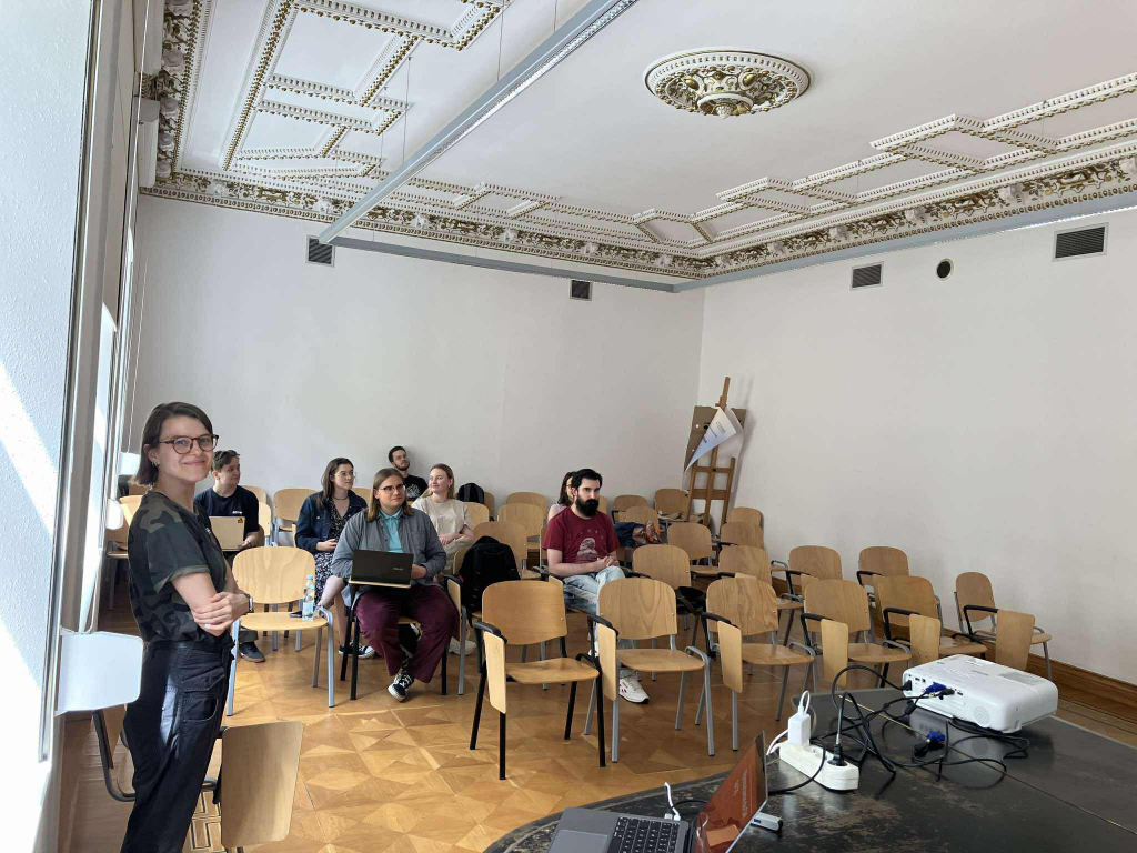 Obrazek przedstawiający studentów muzykologii i wykładowczynię- Sonię Wronkowską