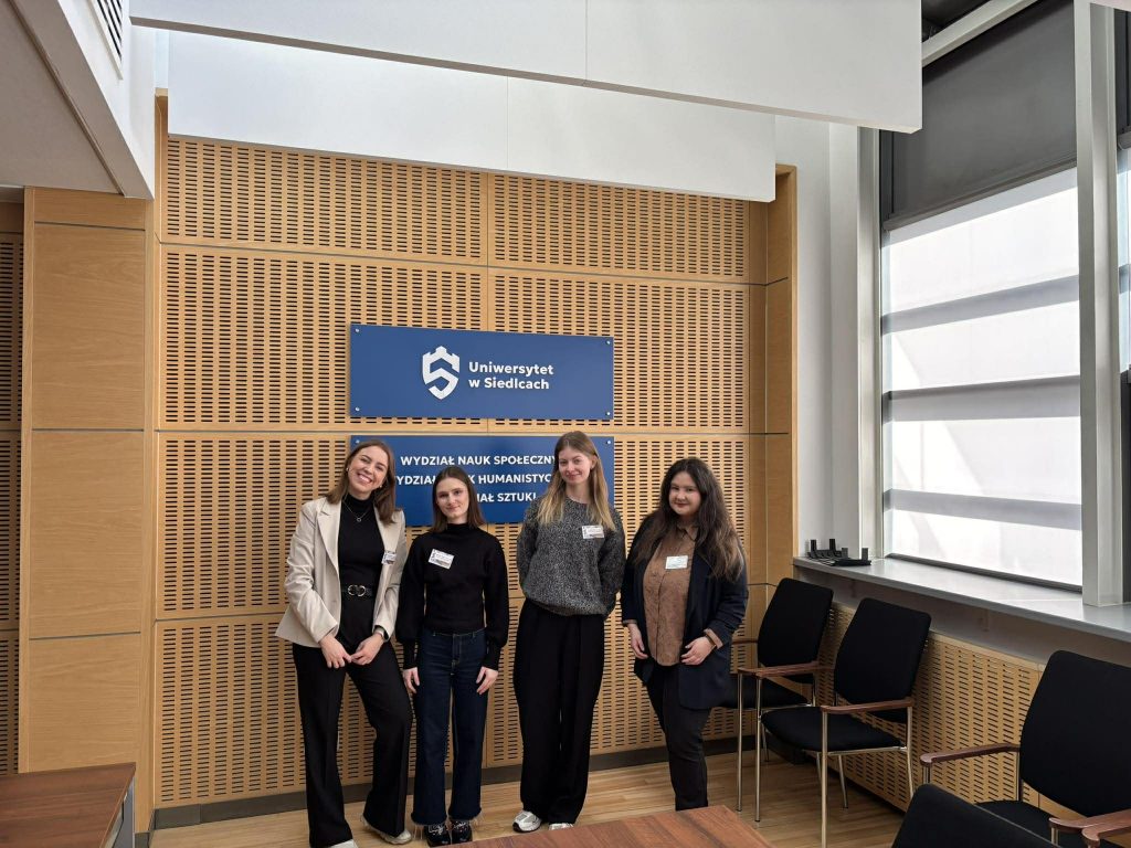 od lewej: mgr Marianna Siatkowska, Wiktoria Wojciechowska, Karolina Skrzypczak i Kinga Kępa na I Ogólnopolskim Doktorancko-Studenckim Forum Literaturoznawczym